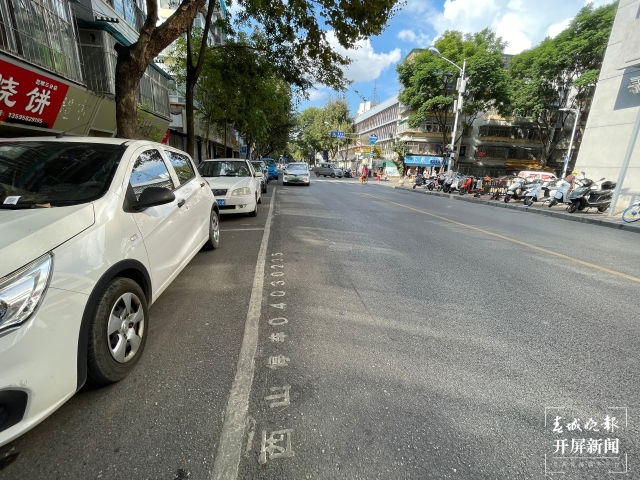 停車（春城晚報(bào)-開屏新聞?dòng)浾?孫琴霞 羅宗偉 張?zhí)镱?攝）