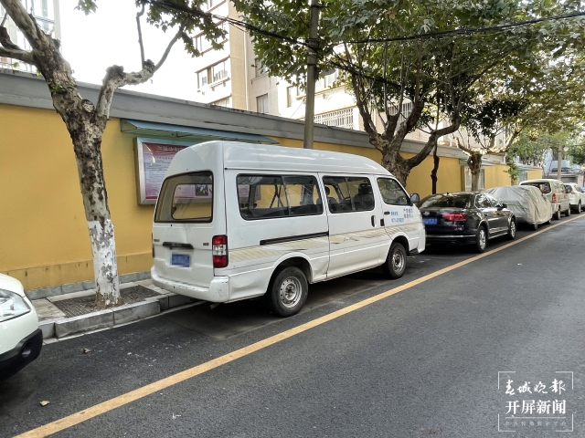 停車（春城晚報(bào)-開屏新聞?dòng)浾?孫琴霞 羅宗偉 張?zhí)镱?攝）