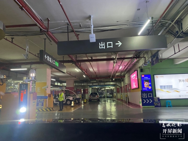 停車（春城晚報(bào)-開屏新聞?dòng)浾?孫琴霞 羅宗偉 張?zhí)镱?攝）