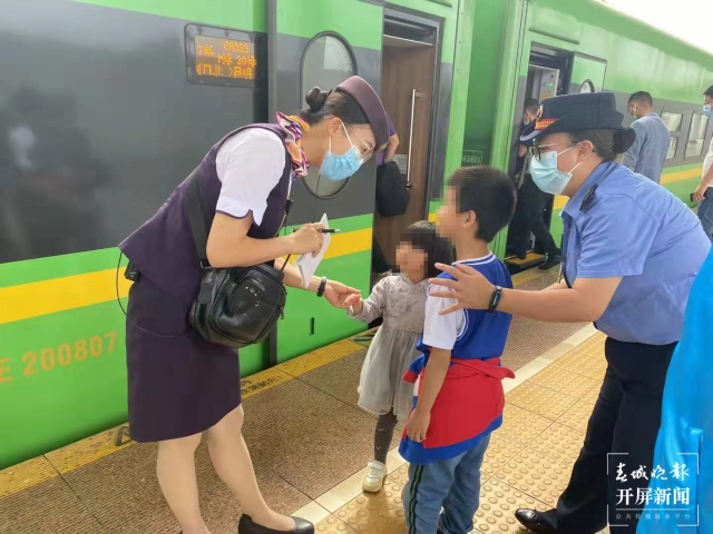 開學(xué)季，云南每天4500名學(xué)生坐火車返校（春城晚報-開屏新聞記者 孫江葒 通訊員 鄧瑜 胡芃 劉昊亮 林蓉 段再宇 攝）