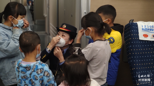 開學(xué)季，云南每天4500名學(xué)生坐火車返校（春城晚報-開屏新聞記者 孫江葒 通訊員 鄧瑜 胡芃 劉昊亮 林蓉 段再宇 攝）