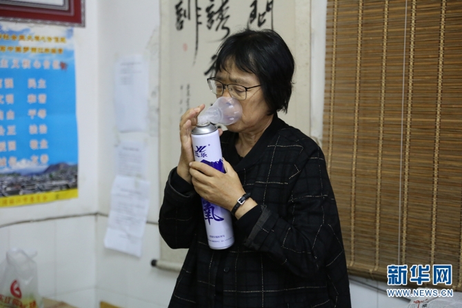 盯完學(xué)生們課間操后的張桂梅回到辦公室吸氧、吃早餐、吃藥。新華網(wǎng) 丁凝 攝