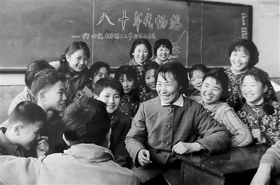 20世紀(jì)80年代，課后活動(dòng)中，于漪與學(xué)生們暢所欲言，親如一家。資料圖片