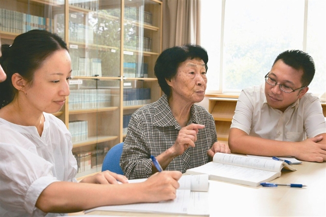 于漪與年輕教師們交流。新華社記者 劉穎 攝