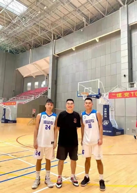 沈雪松與他的學(xué)生。