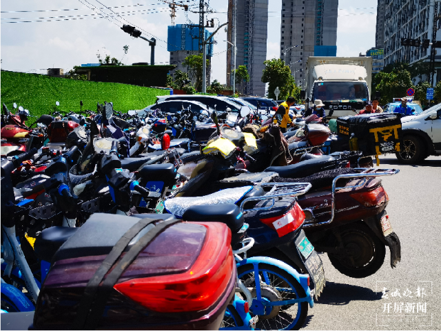 人行道被堵死，機動車被占道！市民反映昆明萬達廣場周邊停滿汽車和電瓶車…