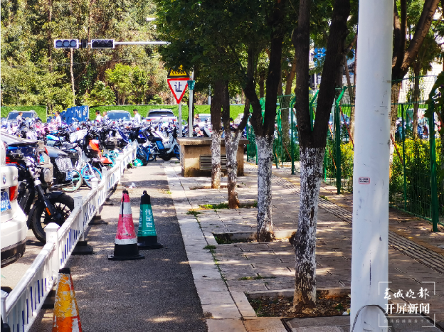 人行道被堵死，機動車被占道！市民反映昆明萬達廣場周邊停滿汽車和電瓶車…