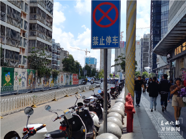 人行道被堵死，機動車被占道！市民反映昆明萬達廣場周邊停滿汽車和電瓶車…