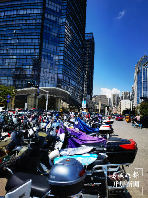 人行道被堵死，機動車被占道！市民反映昆明萬達廣場周邊停滿汽車和電瓶車…