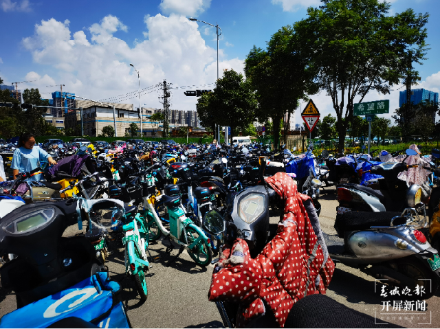 人行道被堵死，機動車被占道！市民反映昆明萬達廣場周邊停滿汽車和電瓶車…