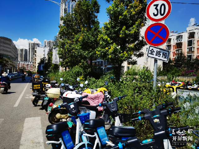 人行道被堵死，機動車被占道！市民反映昆明萬達廣場周邊停滿汽車和電瓶車…