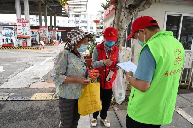 喝水、熱飯、避雨…云南各級(jí)工會(huì)給戶外工作者設(shè)立職工驛站（云南省總工會(huì) 供圖）
