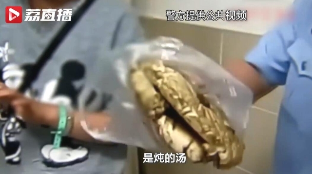 夫妻倆吃完進(jìn)了搶救室