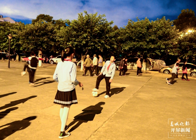 9月11日傍晚，記者在月牙塘小區(qū)內(nèi)廣場上(11416621)-20210913151953.jpg