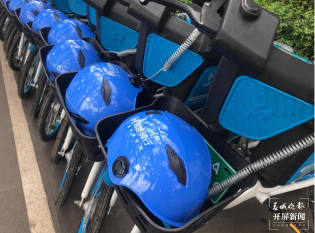 昆明街頭共享助力車(chē)開(kāi)始配置頭盔2.png