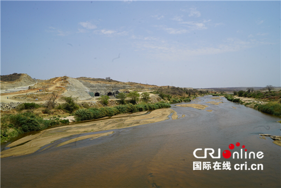 “一帶一路”鋪就綠色底色 斯瓦克大壩助力肯尼亞經(jīng)濟(jì)社會(huì)發(fā)展_fororder_圖為旱季的阿西河 攝影楊瓊