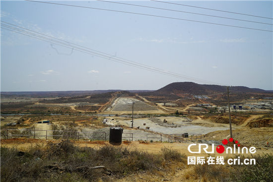 “一帶一路”鋪就綠色底色 斯瓦克大壩助力肯尼亞經(jīng)濟(jì)社會(huì)發(fā)展_fororder_圖為建設(shè)中的斯瓦克大壩 攝影楊瓊