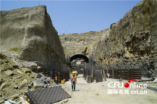“一帶一路”鋪就綠色底色 斯瓦克大壩助力肯尼亞經(jīng)濟(jì)社會(huì)發(fā)展_fororder_圖為斯瓦克大壩導(dǎo)流洞 攝影楊瓊