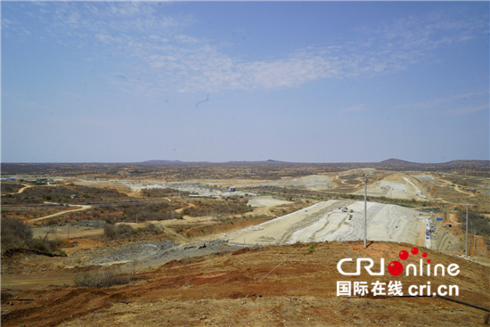 “一帶一路”鋪就綠色底色 斯瓦克大壩助力肯尼亞經(jīng)濟(jì)社會(huì)發(fā)展_fororder_圖為斯瓦克大壩施工現(xiàn)場(chǎng) 攝影楊瓊
