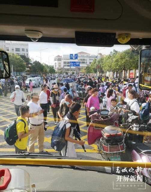 雙減堵車（劉嘉攝影報道）