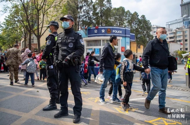 雙減堵車(劉嘉攝影報道)