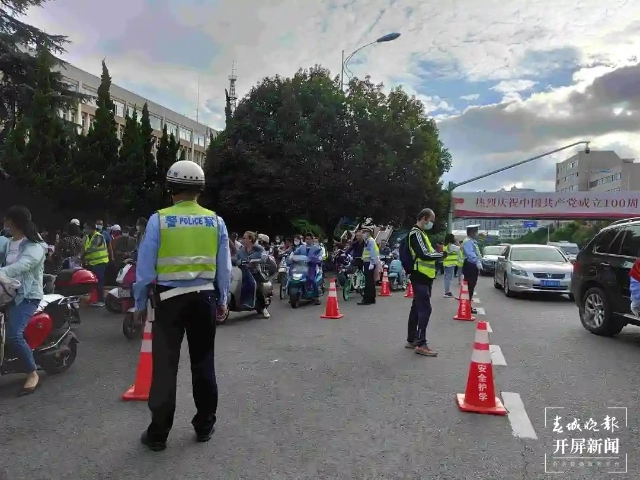 雙減堵車(劉嘉攝影報道)