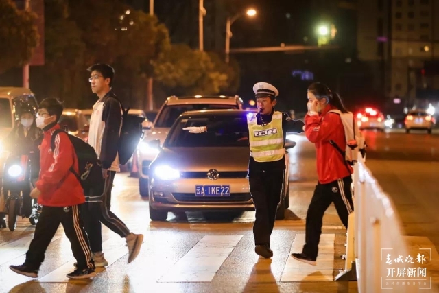 雙減堵車(劉嘉攝影報道)