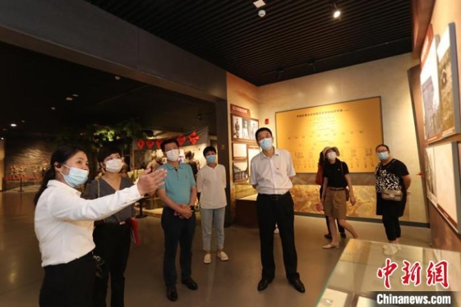 朱淑華在“半條被子的溫暖”專題陳列館講解?！≈旃鸹?攝