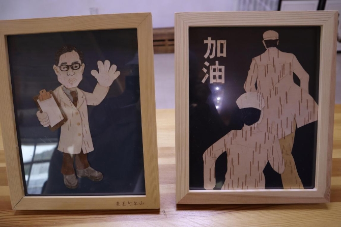 (抗疫主題的樹皮畫 央視網(wǎng)記者 王靜遠(yuǎn) 攝)