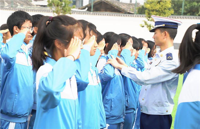 “我也學(xué)學(xué)敬個禮“ “我也學(xué)學(xué)敬個禮“