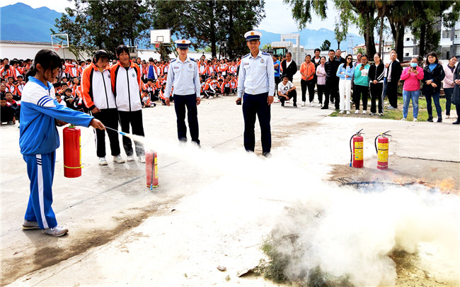 指導(dǎo)學(xué)生使用滅火器滅火 指導(dǎo)學(xué)生使用滅火器滅火