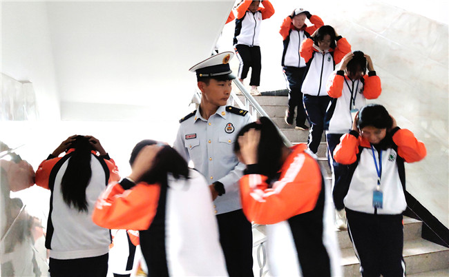 指導(dǎo)學(xué)生有序撤離 指導(dǎo)學(xué)生有序撤離