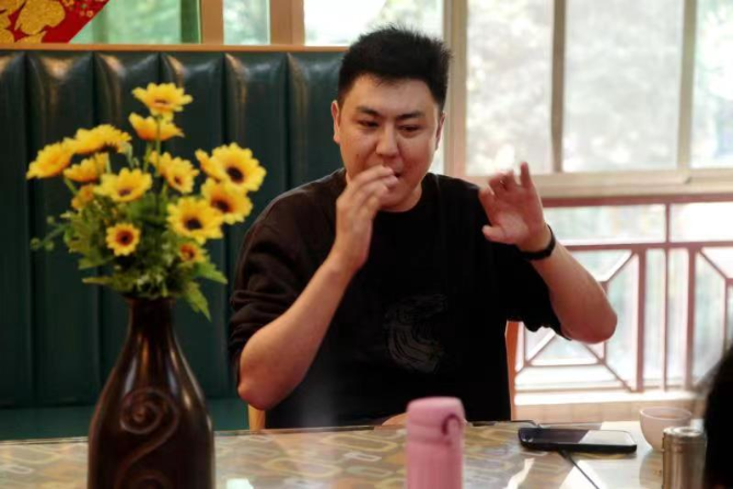 雪力國(guó)際“人民優(yōu)選（云南）直播基地”運(yùn)營(yíng)總監(jiān)楊明毅進(jìn)行現(xiàn)場(chǎng)推介與交流。都市時(shí)報(bào)熊少宇攝