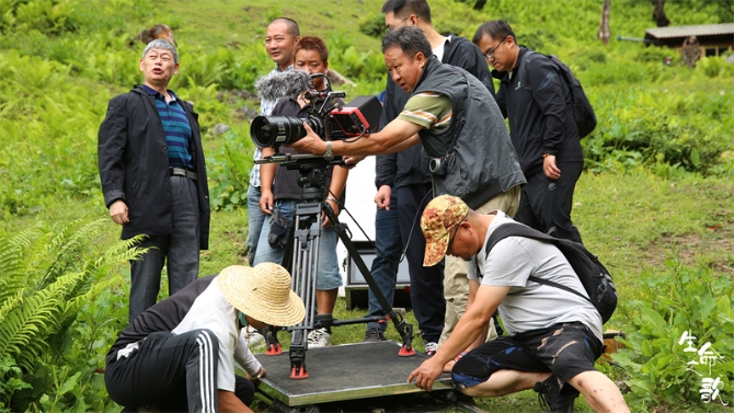 攝制組和“滇金絲猴之父”龍勇誠(左一)在白馬雪山國家級自然保護(hù)區(qū)拍攝滇金絲猴 攝制組和“滇金絲猴之父”龍勇誠(左一)在白馬雪山國家級自然保護(hù)區(qū)拍攝滇金絲猴
