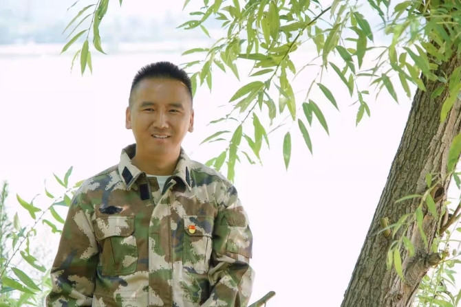 圖四  金沙江畔種柳人——和朝明。玉龍縣委宣傳部供圖