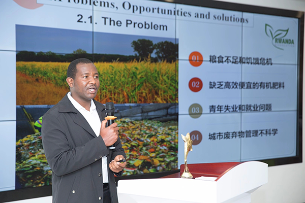 3 艾力在昆參加留學(xué)生創(chuàng)新創(chuàng)業(yè)項目展演。供圖