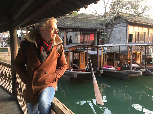 8 來自加拿大的理查德熱愛潛水和爬山，他在海底和山間看到過很多垃圾，他認(rèn)為垃圾清理是非常有必要的。