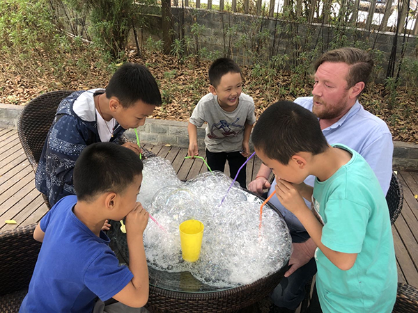 9 來自美國的馬特兒在中國從事多年的教育和兒童心理咨詢工作，被昆明宜人的優(yōu)美環(huán)境所吸引，在昆明一家國際學(xué)校任教。