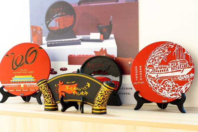 作品名：星火燎原——炭雕紅色文創(chuàng)系列 獲獎?wù)撸悍角?、陳慧（湖南長沙）