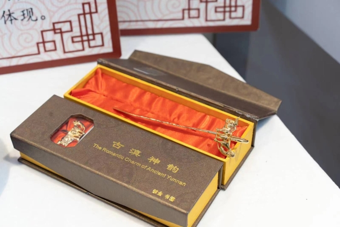 作品名：古滇神韻（鍍金書簽） 獲獎?wù)撸和?祥（云南昆明）