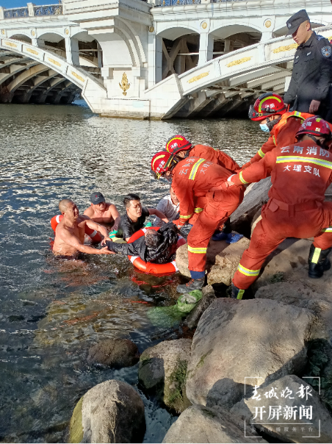 大理民眾合救落水者，這群人溫暖了13℃的西洱河 開屏新聞記者 劉文波 攝影報道