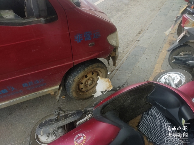 女子被困車底，路人合力施救！保山昌寧街頭現(xiàn)暖心一幕 崔敏 通訊員 李莉 龍光杰 攝