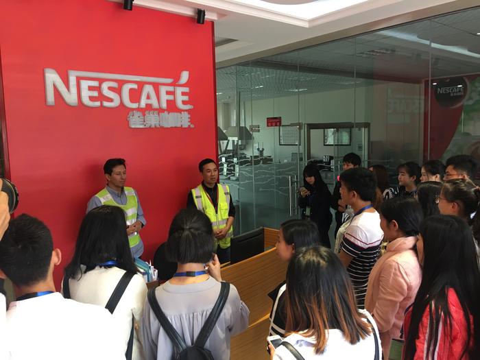 師生到校企合作單位參觀學(xué)習(xí)