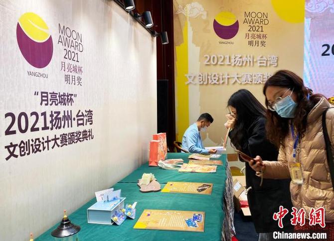 在頒獎(jiǎng)典禮揚(yáng)州現(xiàn)場(chǎng)，獲獎(jiǎng)作品鋪滿兩條數(shù)十米的長(zhǎng)桌，吸引民眾駐足。　崔佳明 攝