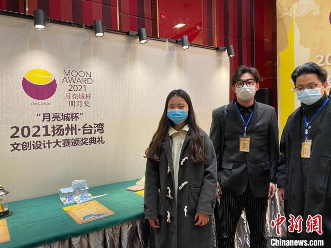 三名來自揚(yáng)州的參賽者在作品前合影?！〈藜衙?攝