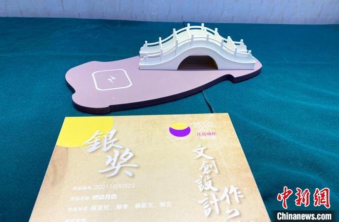 揚(yáng)州大學(xué)生的參賽作品《橋邊月色》獲銀獎(jiǎng)。　崔佳明 攝