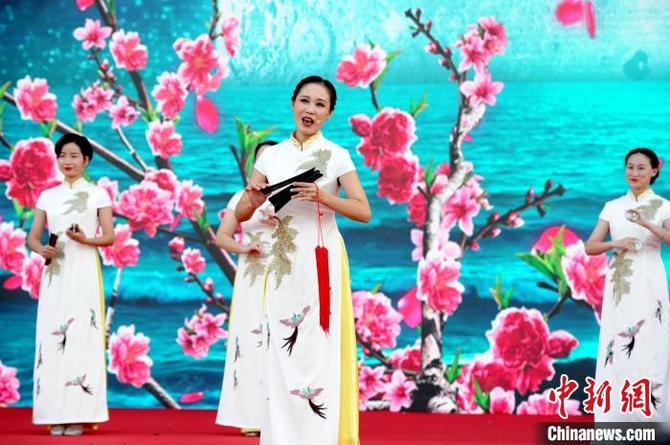 漳州市歌仔戲(薌劇)傳承保護(hù)中心帶來錦歌表演《閩臺(tái)情》?！埥鸫?攝