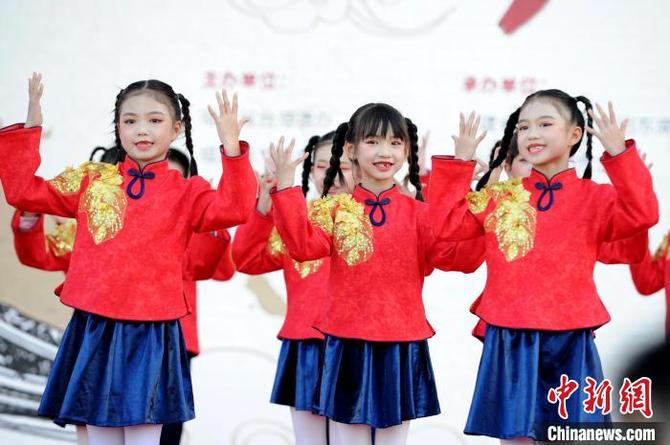 閩臺(tái)童謠合唱《漳臺(tái)對(duì)猜》?！埥鸫?攝