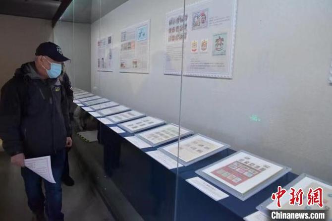 “一帶一路”沿線國家臻品郵票展在長春偽滿皇宮博物院開展。　張瑤 攝