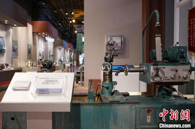 圖為西藏和平解放后，當(dāng)?shù)厥褂玫溺M床設(shè)備?！〗w波 攝